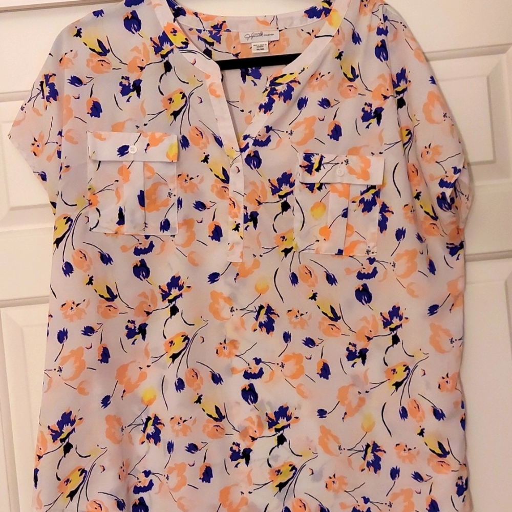 Short sleeve floral blouse